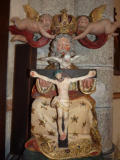En haut représentation du Père, la colombe pour l'Esprit Saint, le Fils sur la Croix